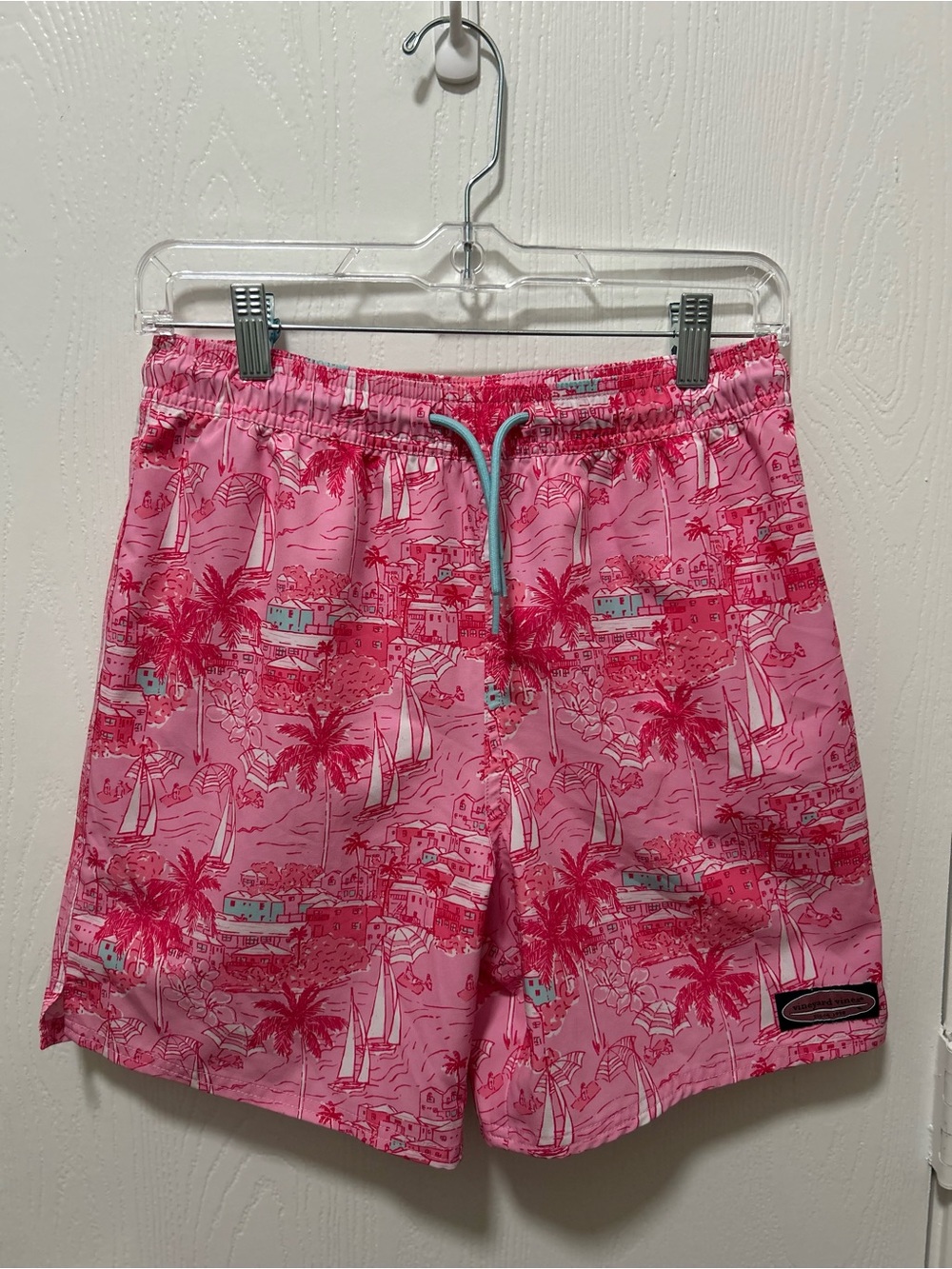 Vineyard vines men’s pink beach scene swim trunks size large